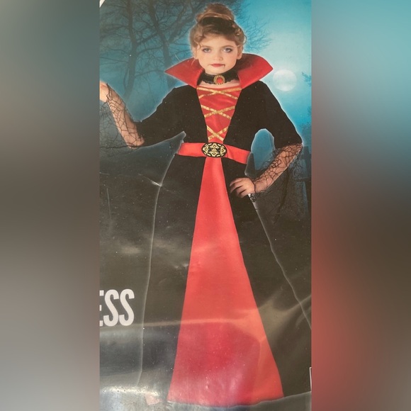 Girl’s Vampiress Halloween costumes - Picture 1 of 5
